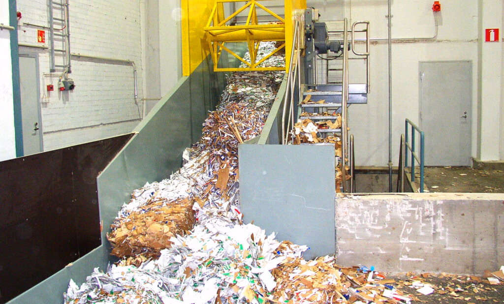 Dopravníkový systém přepravující materiál uvnitř zařízení