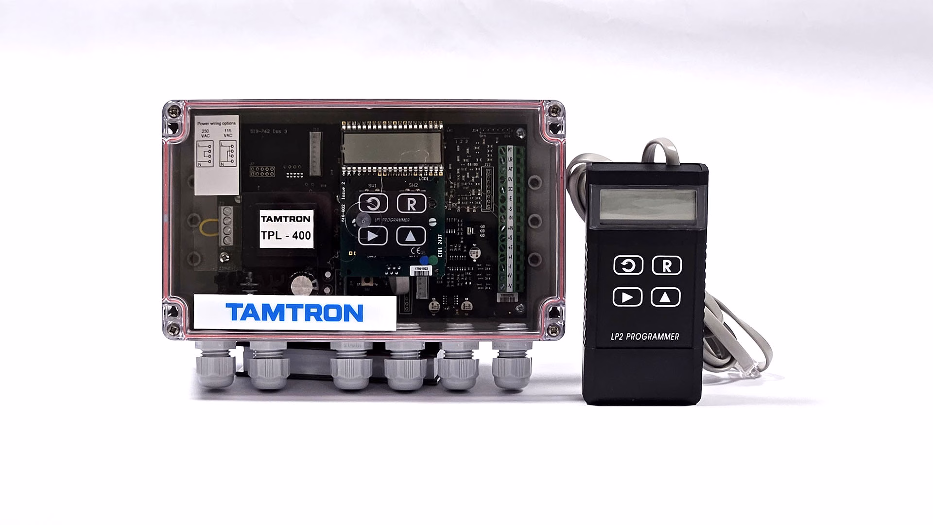 Tamtrons vejetransmitter med åbent kabinet, der viser interne komponenter