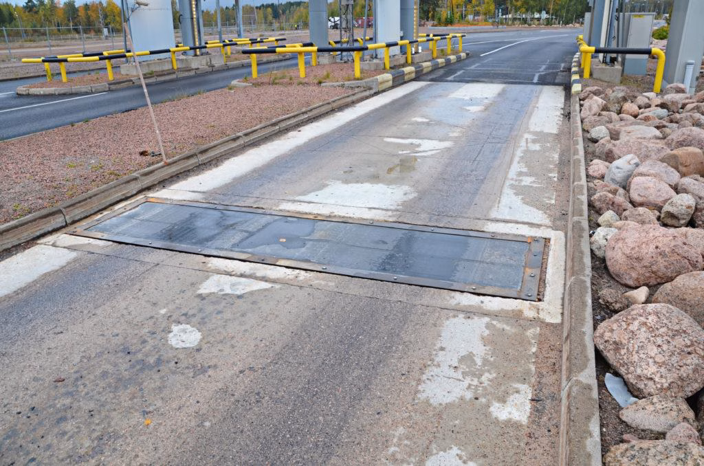 Tamtronin akselivaaka upotettuna tiehen