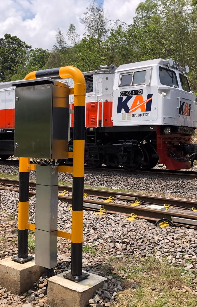 Tamtron Silverpoint control unit beside railway tracks