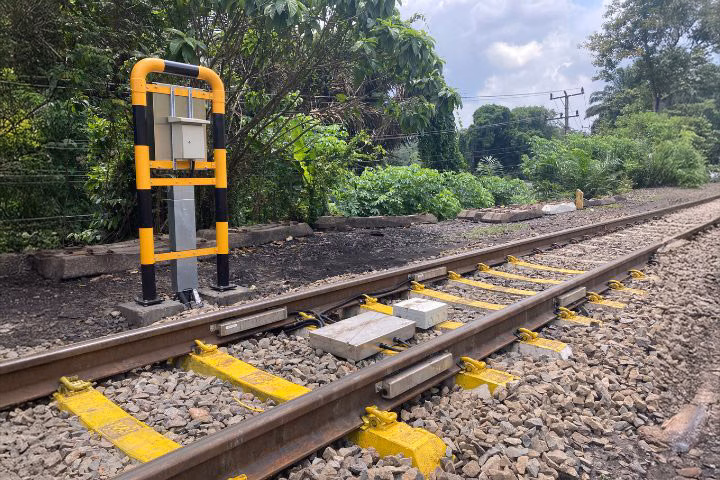 Tamtron Silverpoint control unit beside railway tracks