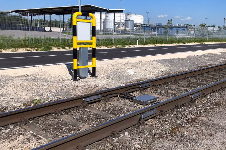 Tamtron Silverpoint control unit beside railway tracks