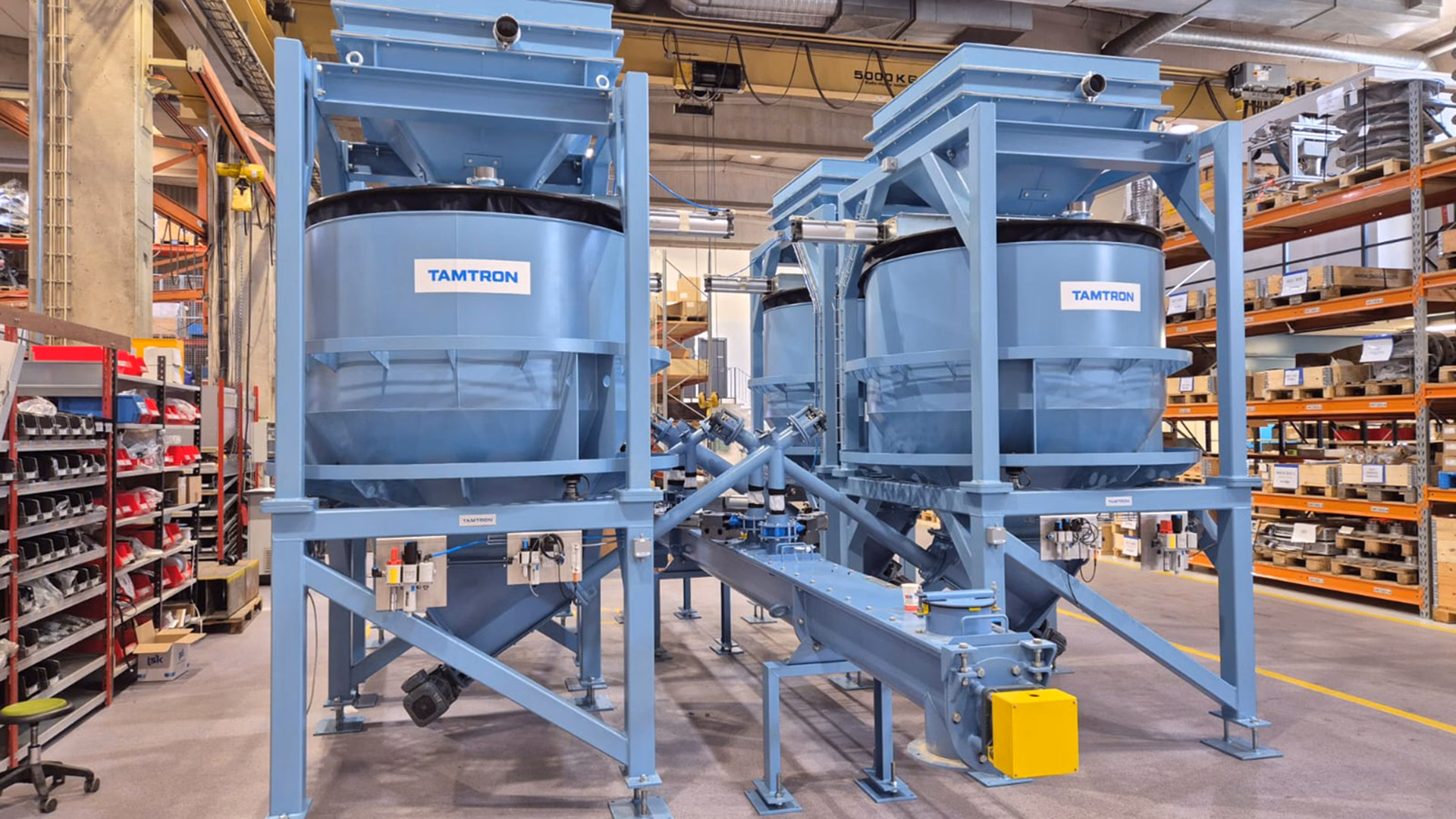 Tamtron doseringssiloer i et industrielt lagermiljø