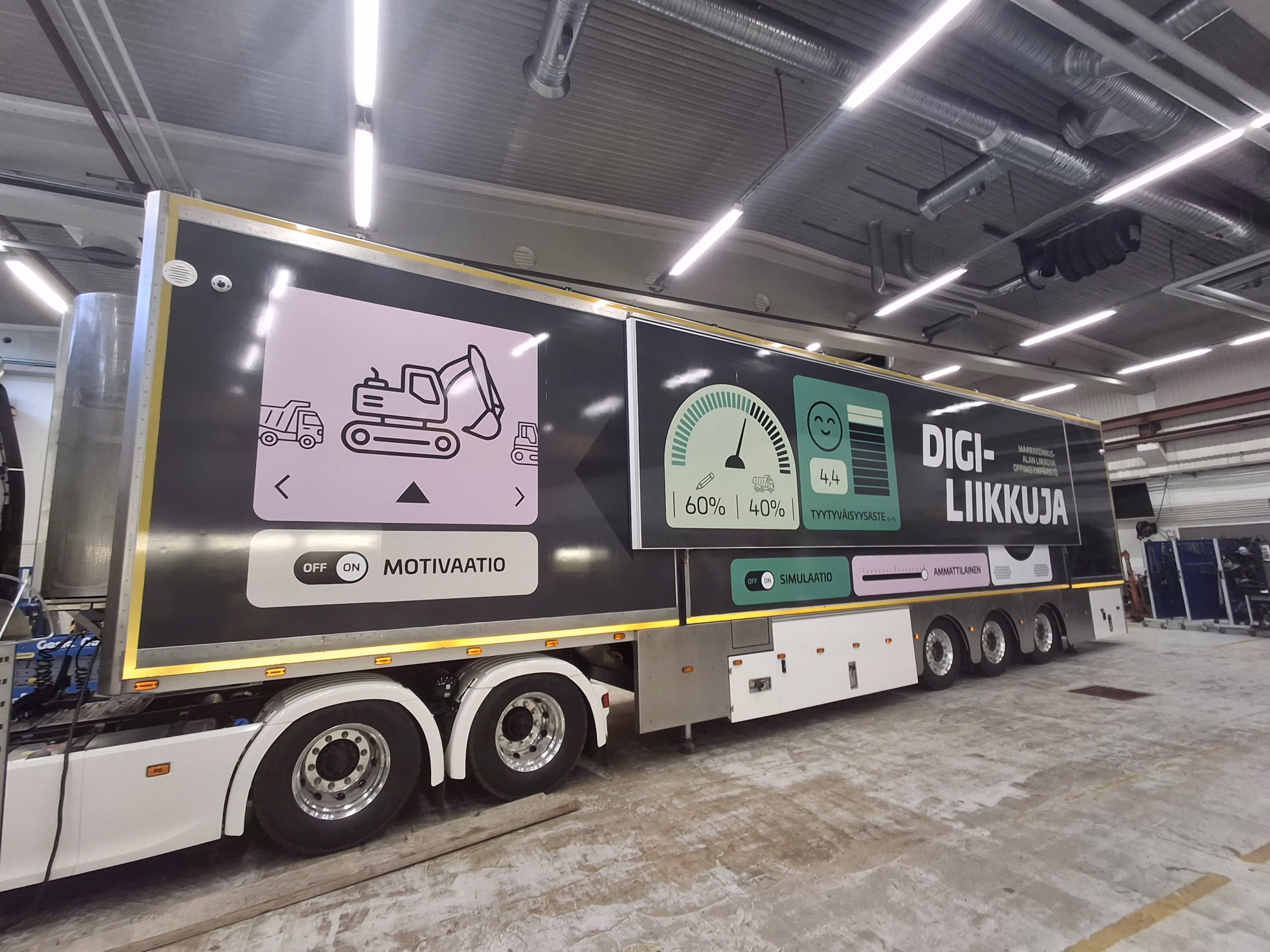 Digiliikkuja truck in parking garage
