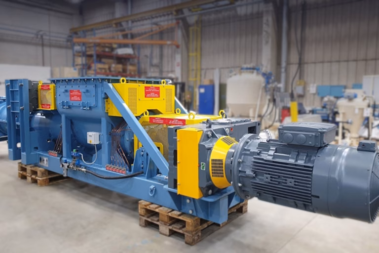 Tamtron Loss-In-Weight feeder in an industrial environment