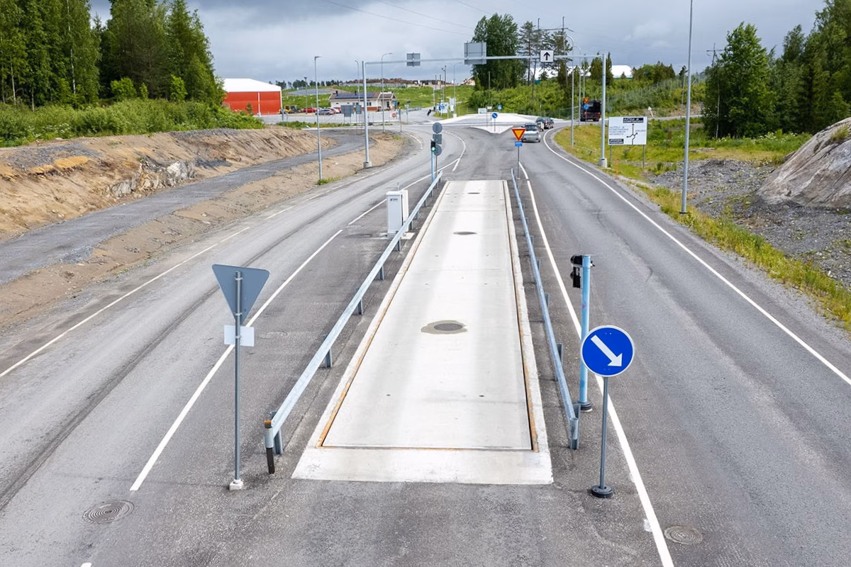 Upotusasenteinen betoninen autovaaka asennettuna tiehen