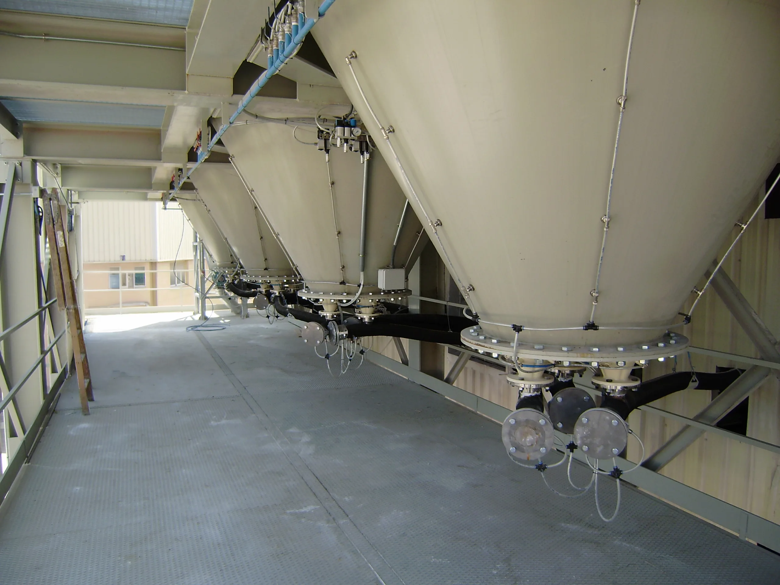 Multiple silos equipped with a fluidisation system